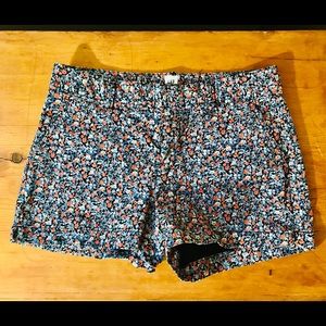 Shorts.Slash pockets, fly front, No rips or stains